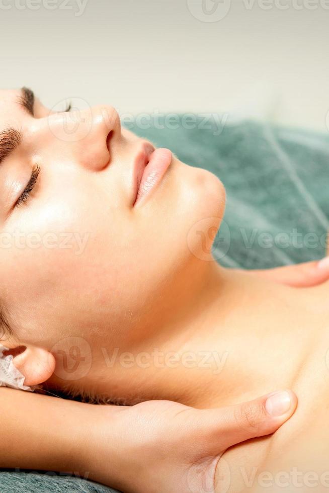 terapista fabbricazione massaggio di collo foto