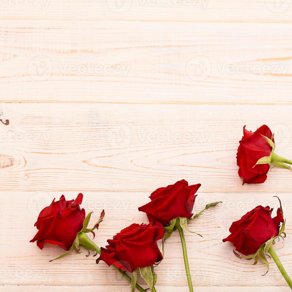 telaio di colorato Rose su blu di legno sfondo. superiore Visualizza e selettivo messa a fuoco. finto su. copia spazio. fiori. madre San Valentino foto