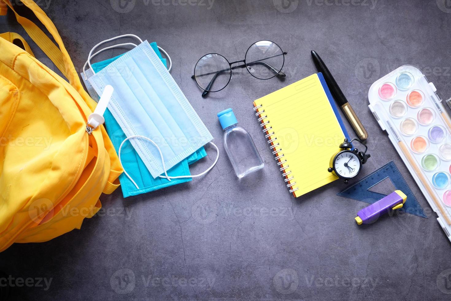 zaino scuola per studenti con disinfettante e maschera per il viso foto