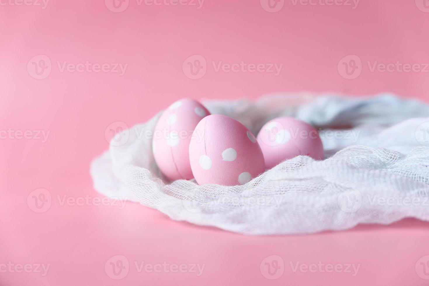 concetto di uovo di Pasqua su sfondo rosa foto