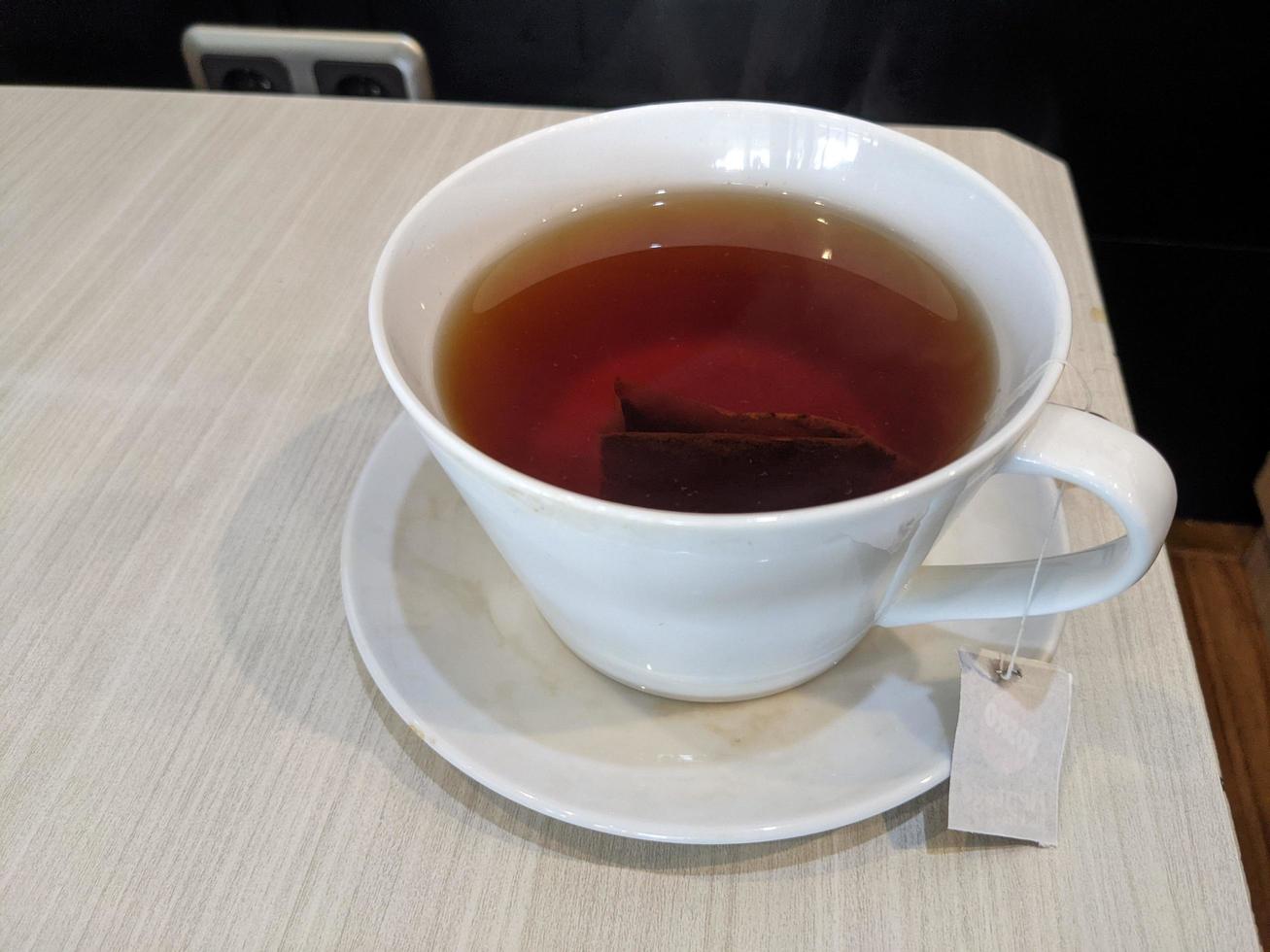 vicino su un' tazza caldo tè con fresco zucchero. il foto è adatto per uso per fresco bevanda sfondo e soddisfare media.