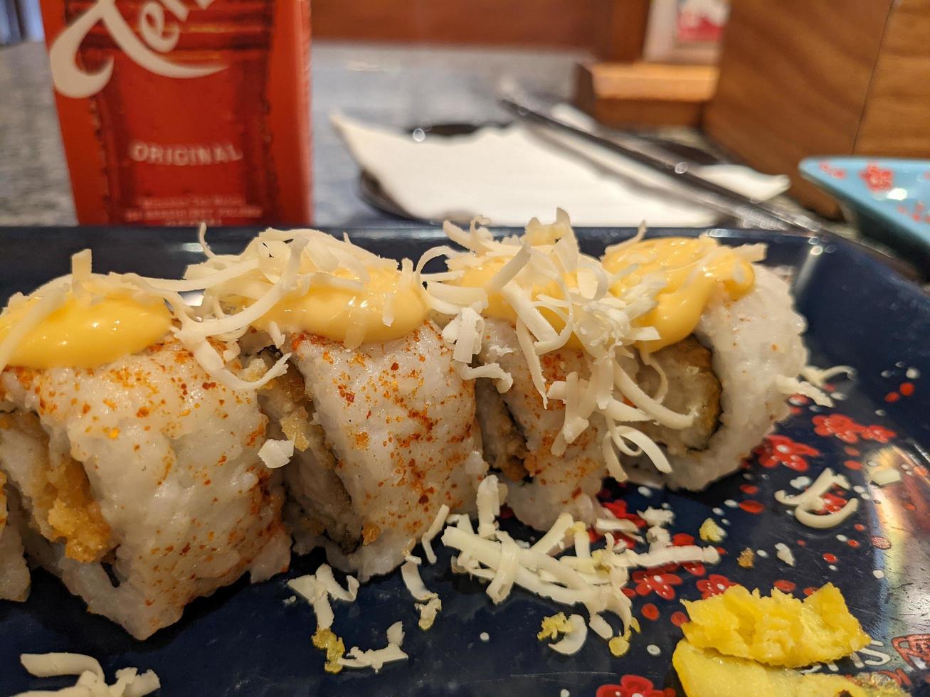 vicino su Sushi tamago Maionese con toping formaggio cedro. il foto è adatto per uso per Giappone tradizionale cibo sfondo, manifesto e cibo soddisfare media.