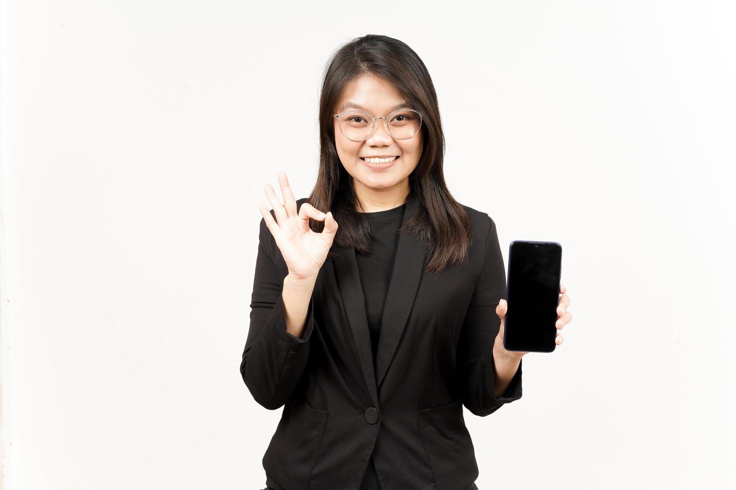 mostrando applicazioni o Annunci su vuoto schermo smartphone di bellissimo asiatico donna indossare nero blazer foto