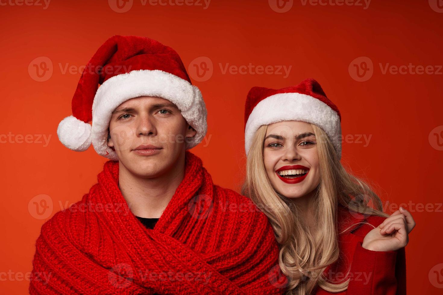 uomo e donna nel nuovo anni Abiti Natale vacanza rosso sfondo foto