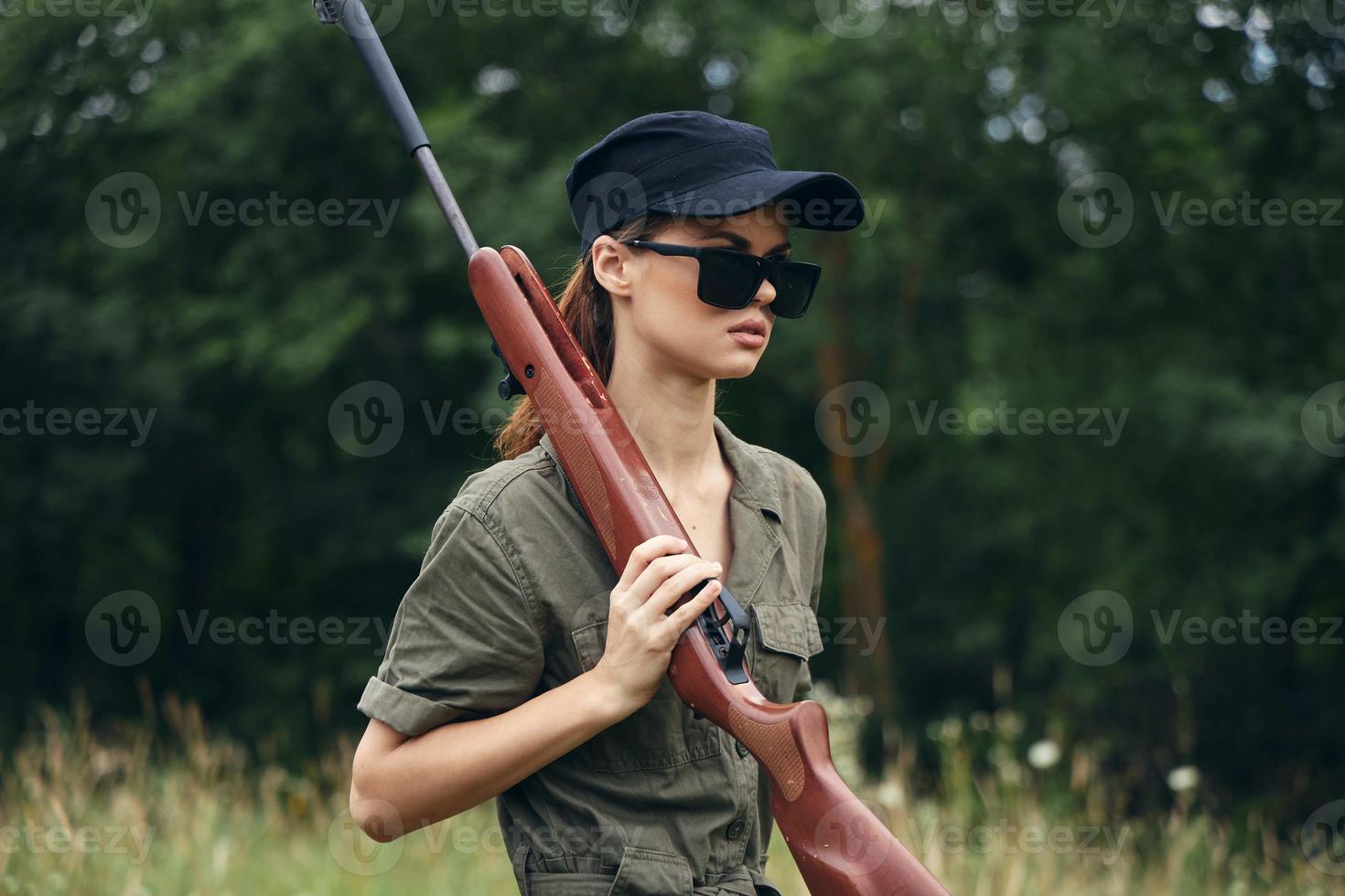 donna su all'aperto donna indossare occhiali da sole arma a caccia stile di vita Armi foto