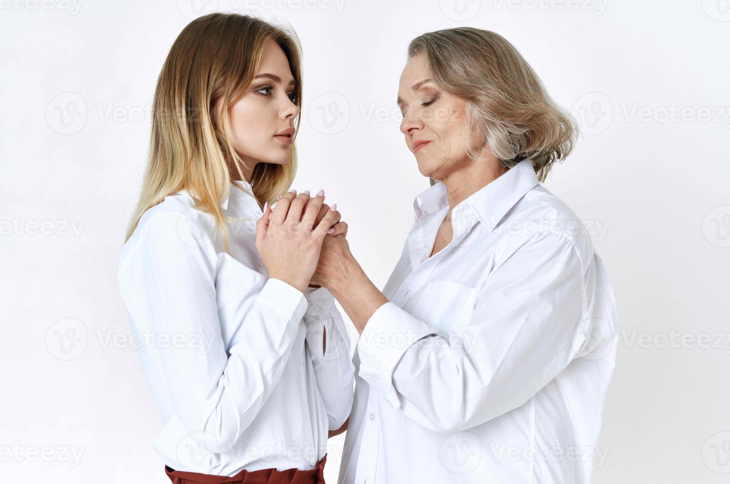 mamma e figlia nel bianca camicie siamo in piedi Il prossimo per famiglia divertimento stile di vita foto