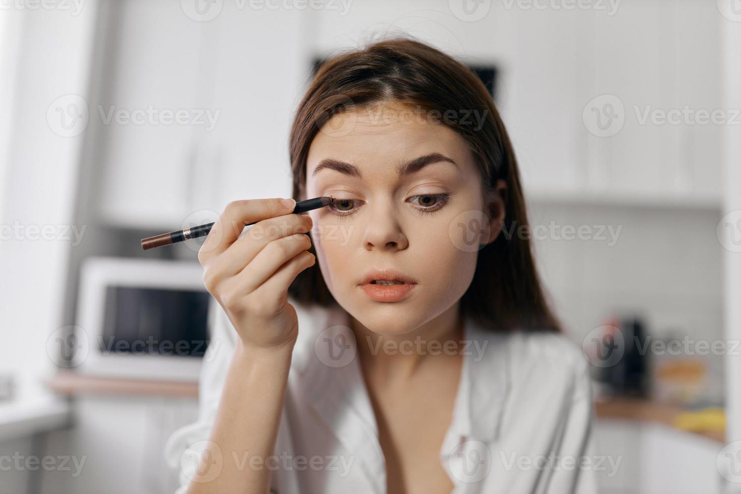 donna fare trucco nel il cucina in casa foto