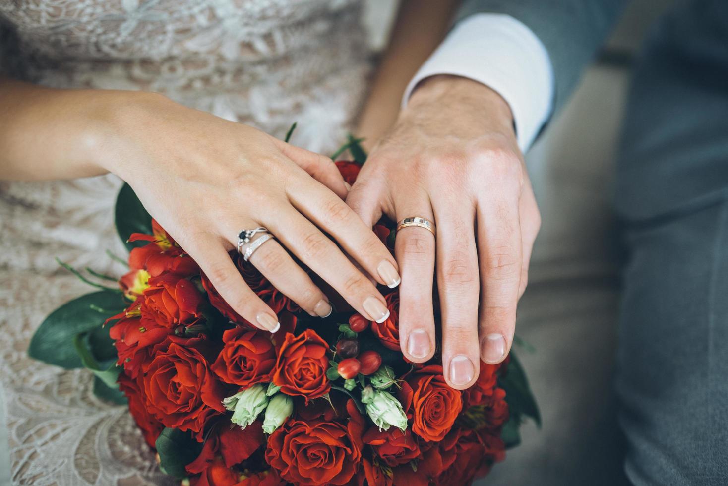 sposo della sposa con bouquet rosso foto