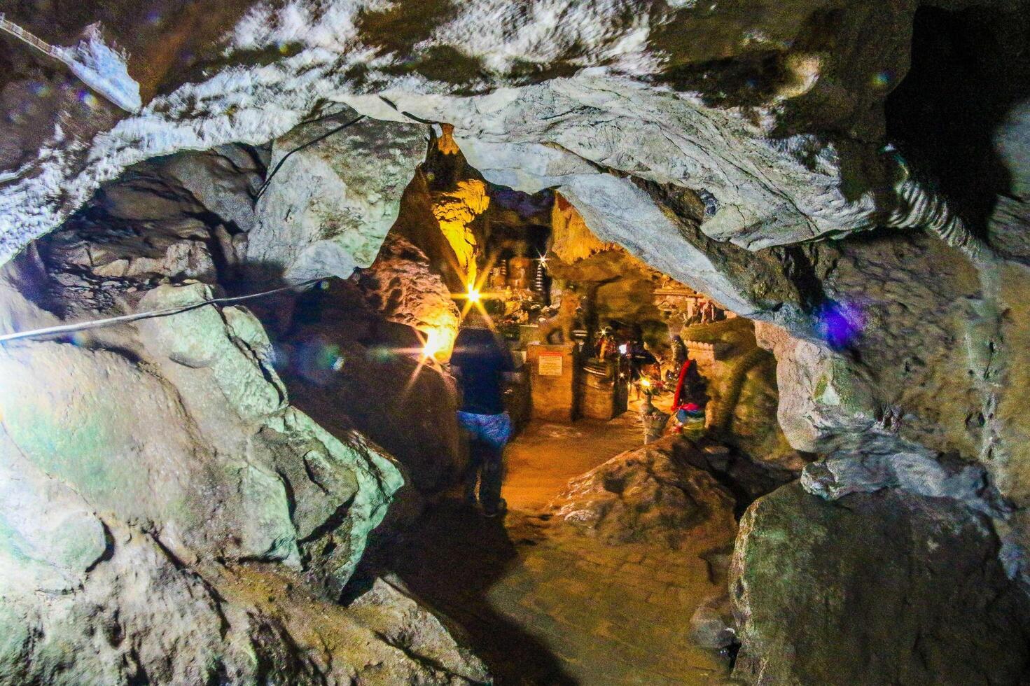 chiang mai, thailandia 2017- wat tham chiang dao stone cavern foto