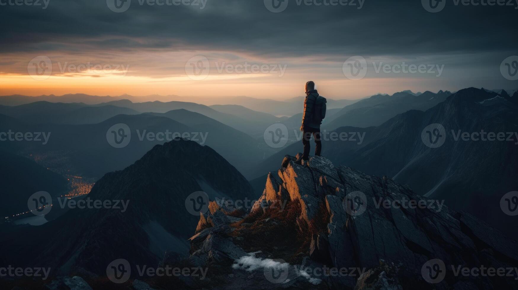 silhouette di un' persona in piedi su un' montagna con cinematico illuminazione durante Alba dopo escursionismo. generativo ai. foto