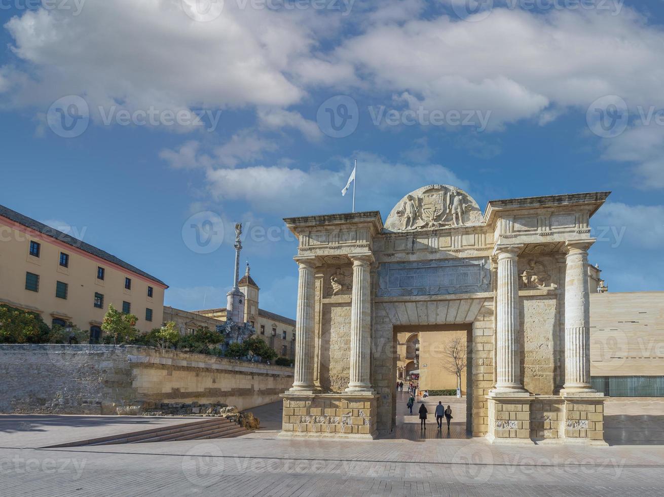 il moschea quale era costruito quando il città di cordoba collocato nel il andalusia regione era sotto il regola di I musulmani è Usato come un' mezquita e un' Chiesa oggi. foto