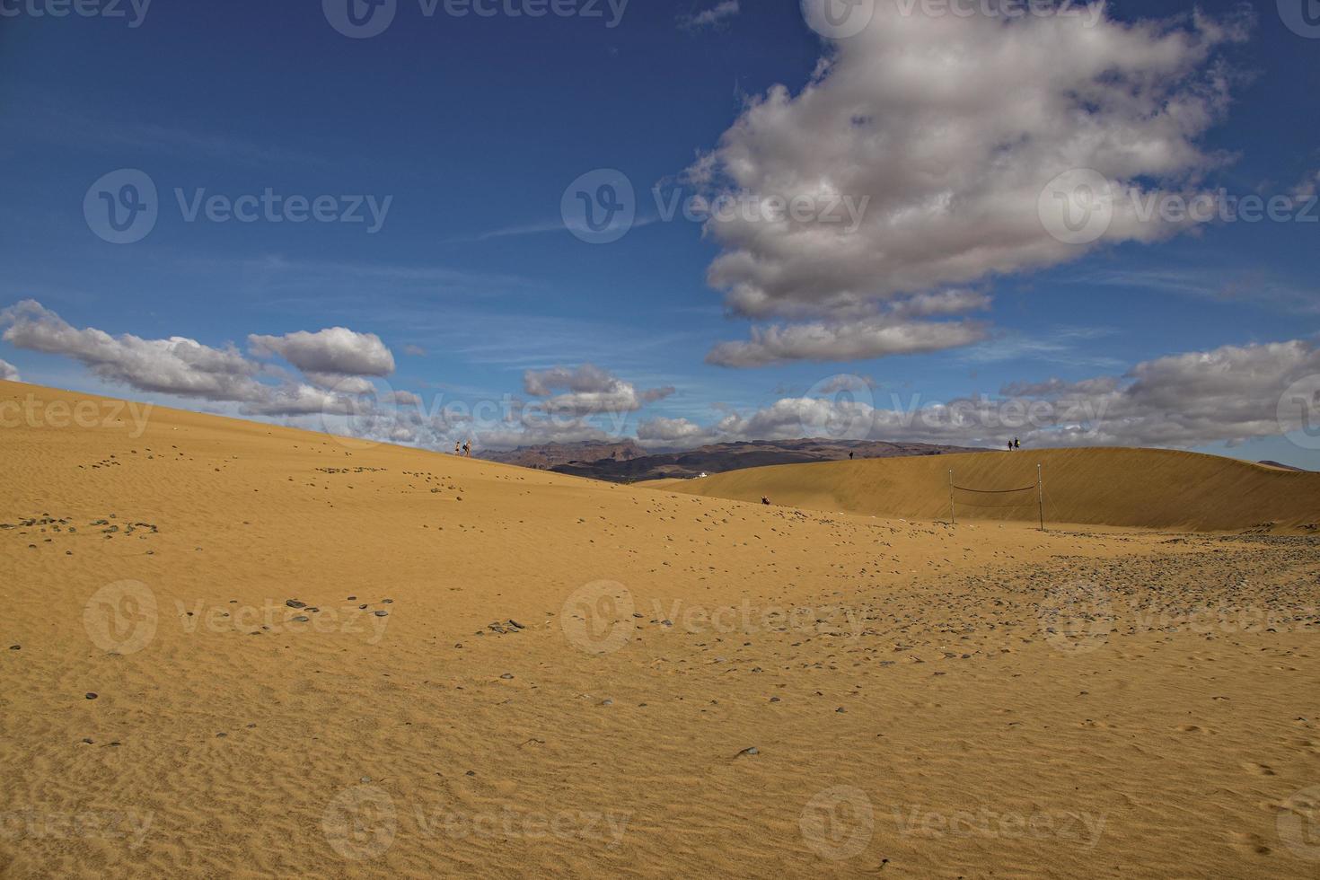 estate deserto paesaggio su un' caldo soleggiato giorno a partire dal maspalomas dune su il spagnolo isola di nonna canaria foto