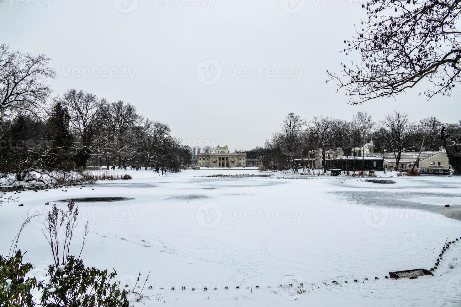 storico palazzo su il acqua nel parco nel varsavia, Polonia durante nevoso inverno foto