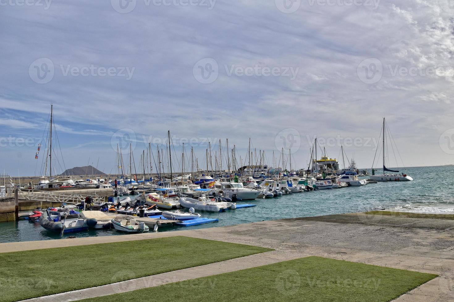 paesaggio con porto e yachts su il spagnolo canarino isola di Fuerteventura su un' soleggiato giorno foto