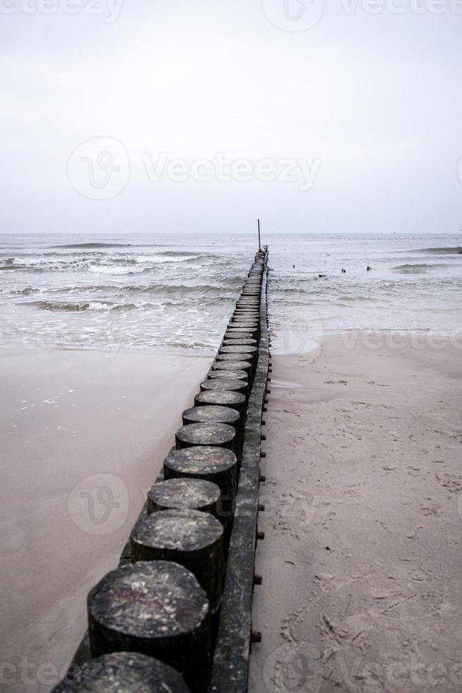 mare paesaggio di il baltico mare su un' calma giorno con un' di legno frangiflutti foto