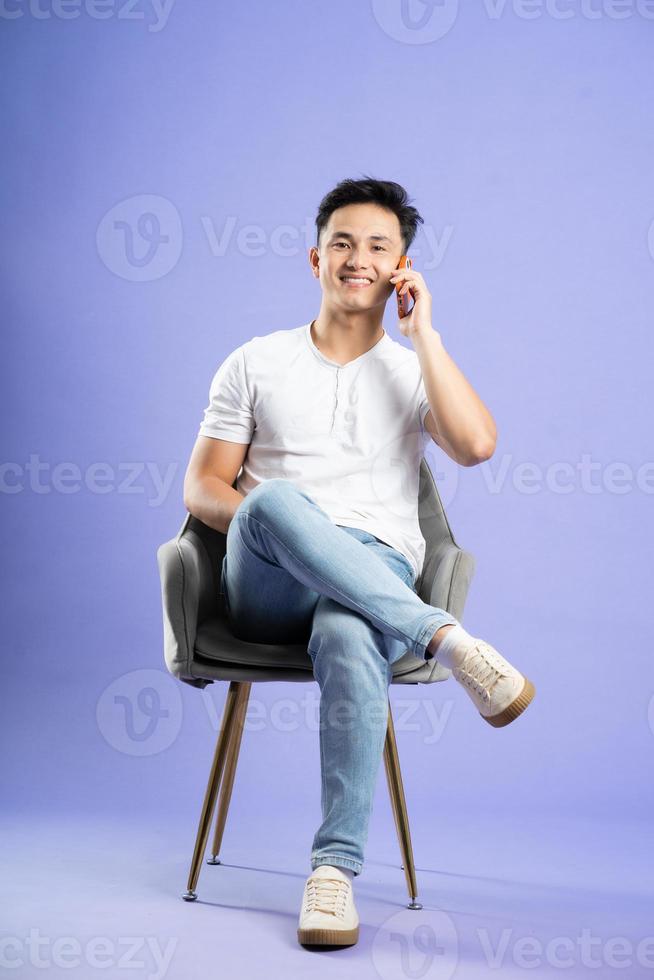 Immagine di asiatico ragazzo in posa su viola sfondo foto