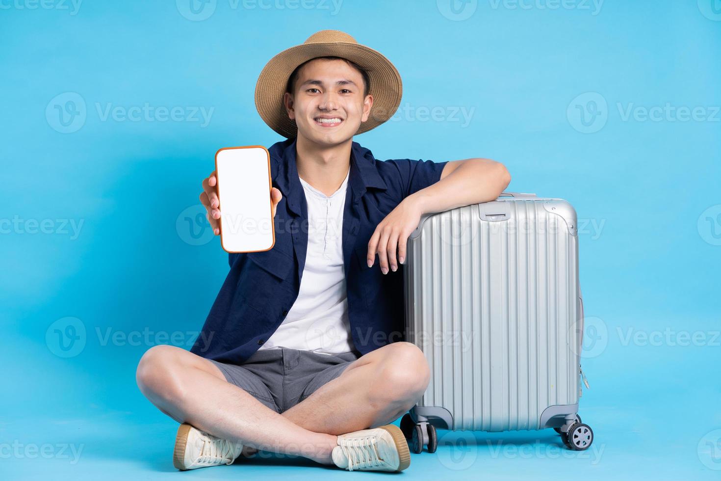 viaggio asiatico uomo ritratto, isolato su blu sfondo foto