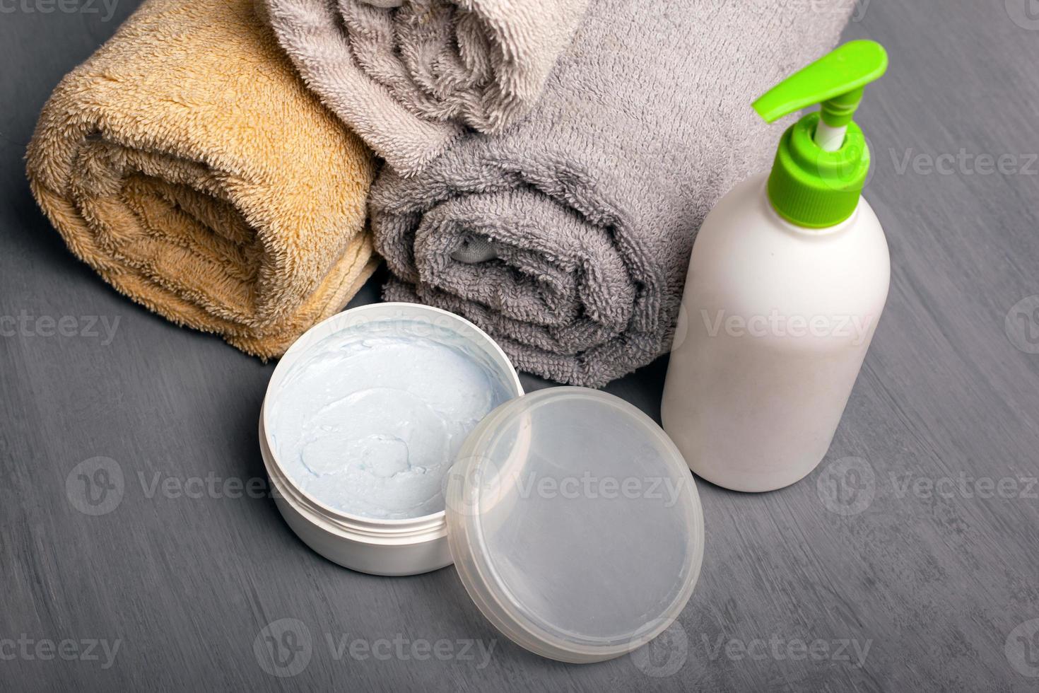 set spa, creme e asciugamani per la cura del corpo con aromaterapia foto