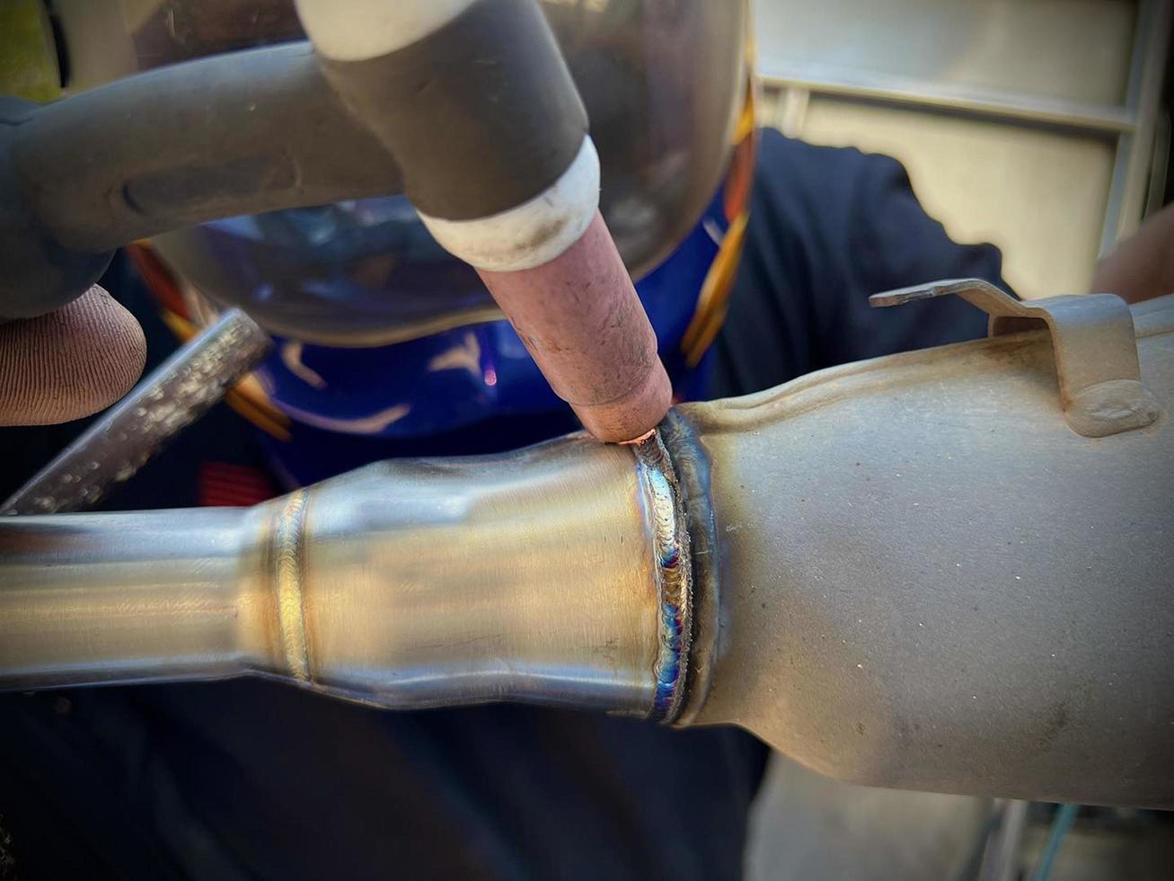 lavoratore saldatura metallo inossidabile acciaio tubo di tig saldatura. foto