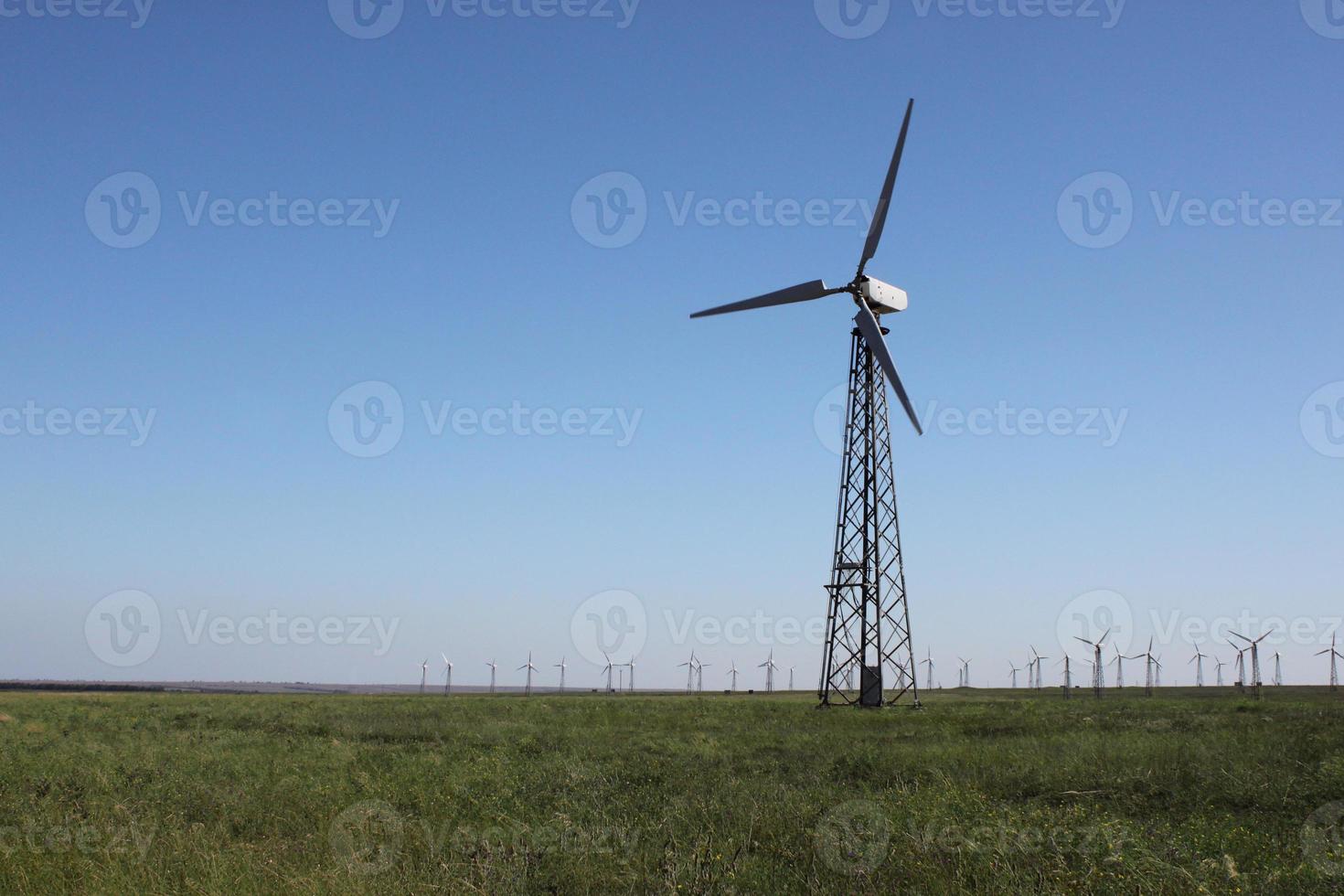 vento turbina al di sopra di blu cielo foto