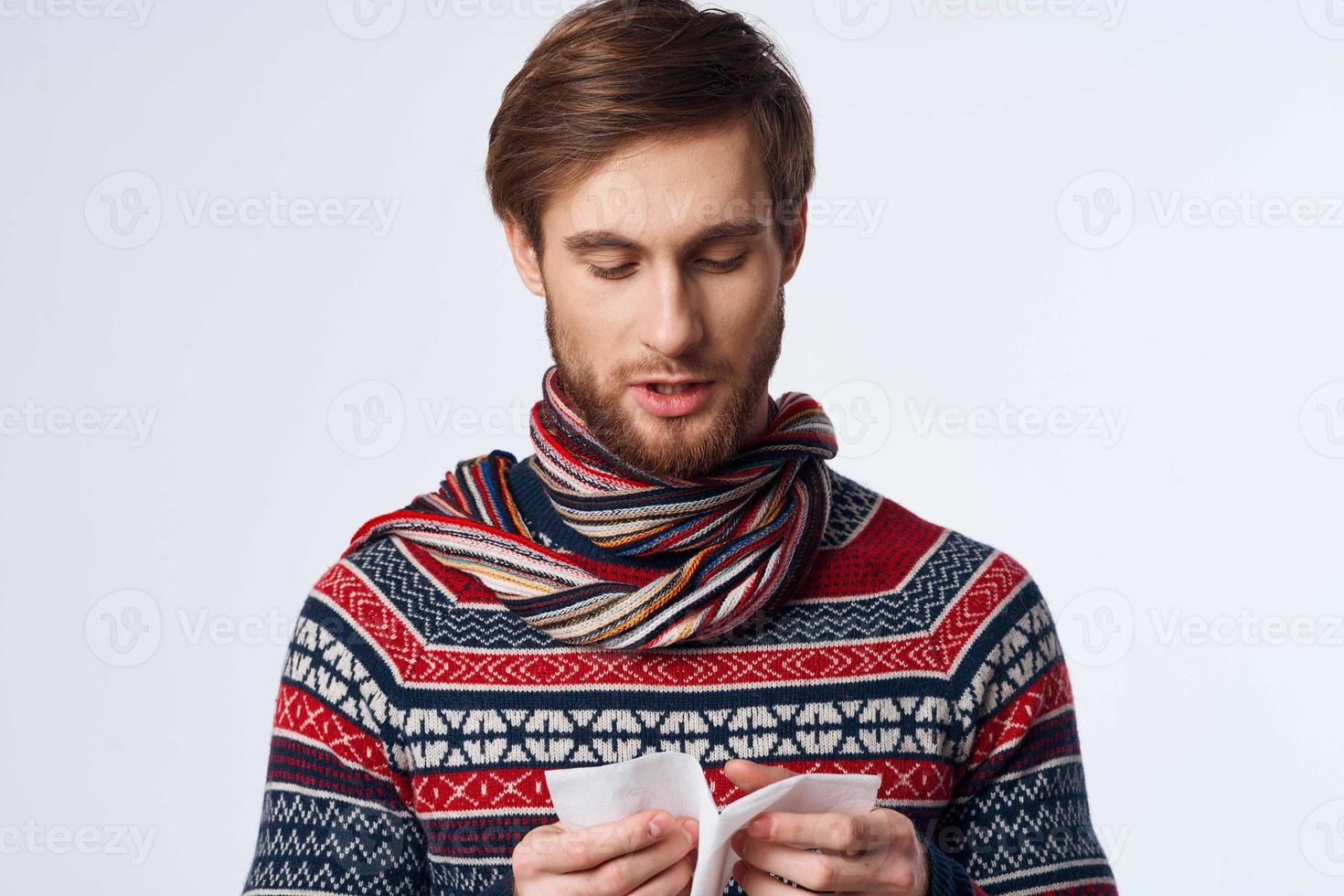 emotivo uomo con un' fazzoletto Salute problema influenza sintomi isolato sfondo foto