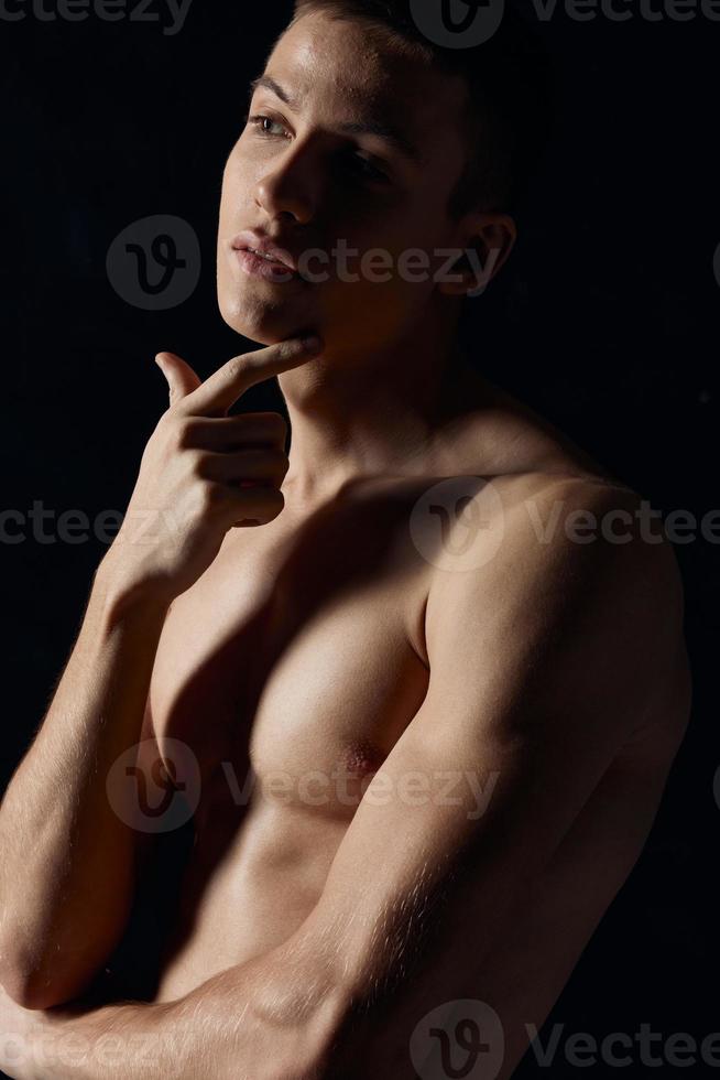 atleta ritratto nero sfondo bicipite modello muscoli bodybuilder foto