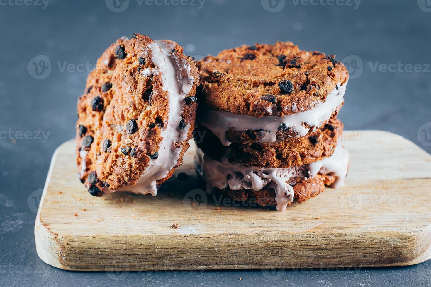 cioccolato ghiaccio crema panini e cioccolato patata fritta biscotti su di legno tavola foto