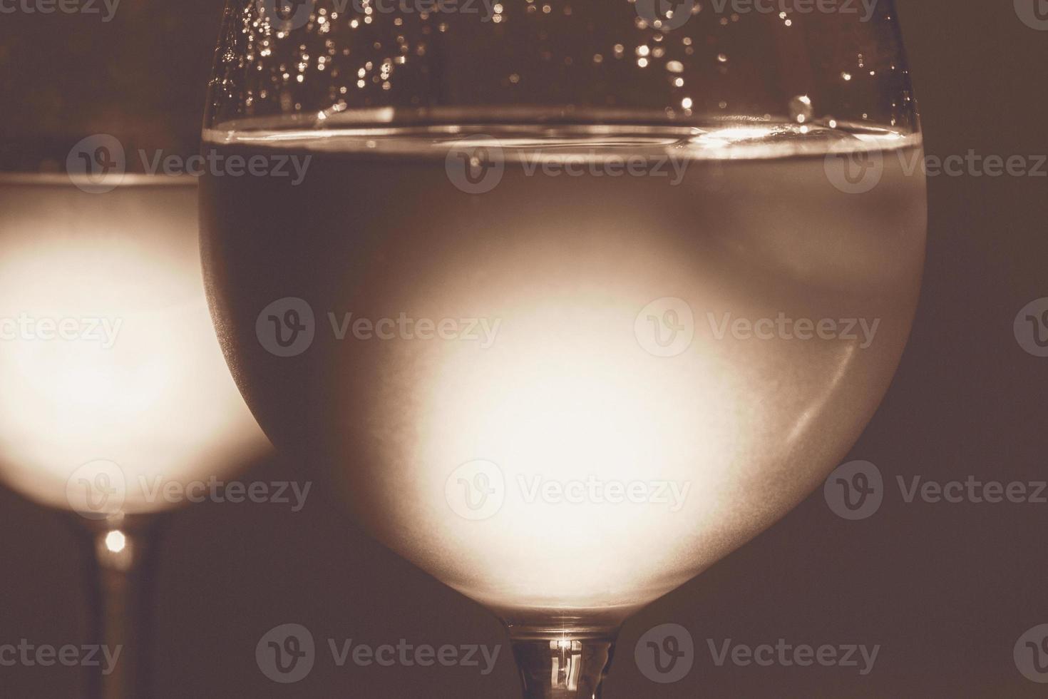 bianca vino nel bicchieri di vino avvicinamento, copia spazio foto