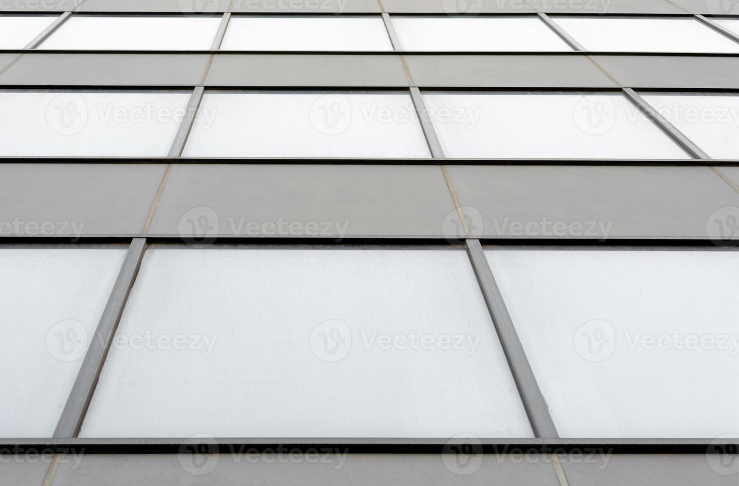 edificio grigio con finestre foto