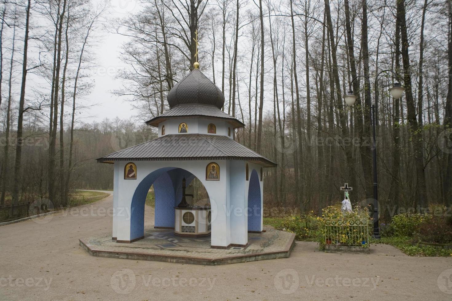 di legno Chiesa e croci su grabarka montagna nel Polonia su un autunno giorno foto