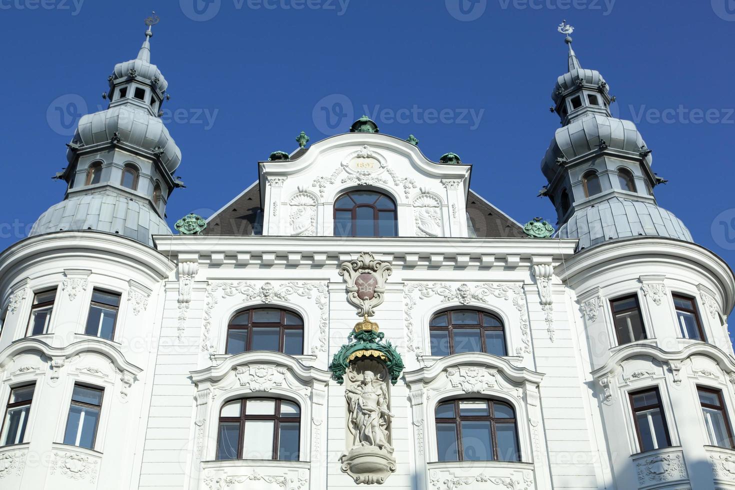 di Vienna 19 secolo storico edificio con Due torri foto