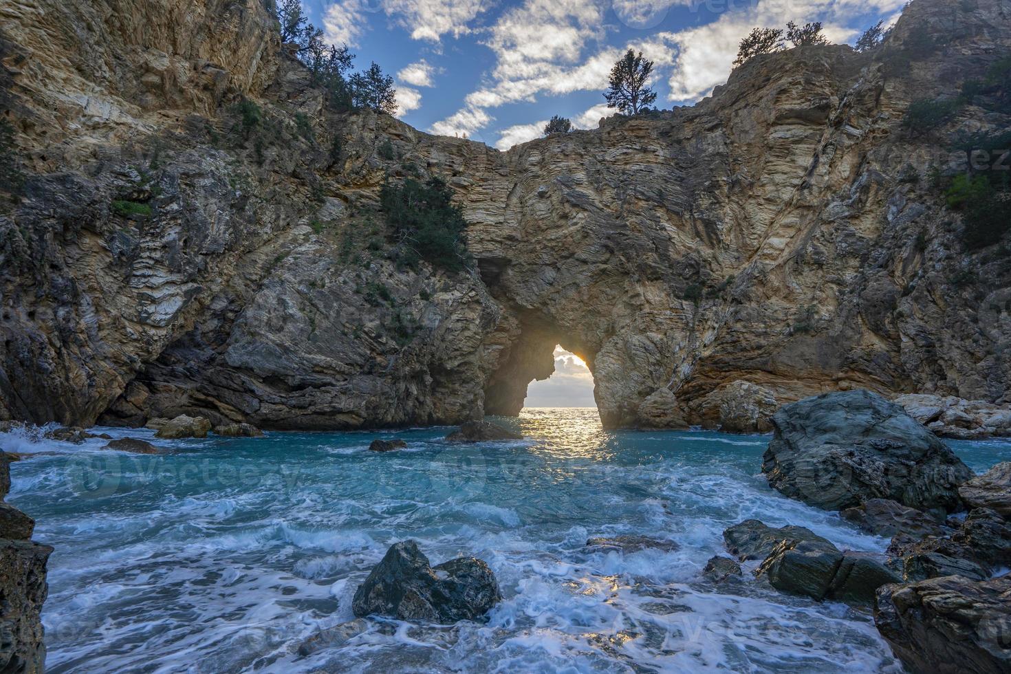 magnifico Visualizza di il mare e sole nel il scogliere, naturale piscina foto