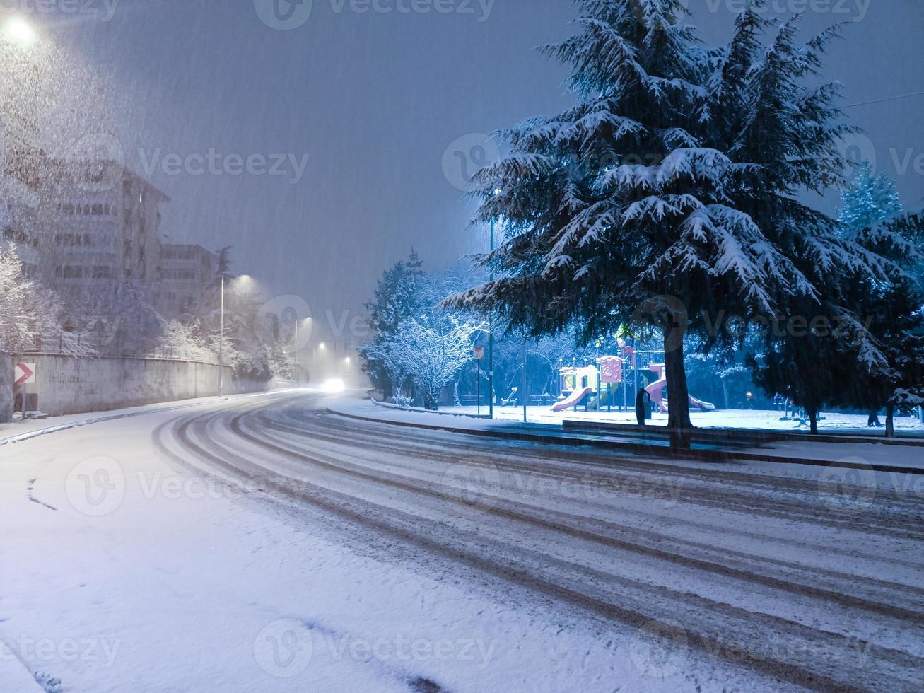 esso nevica su il strada a notte. foto