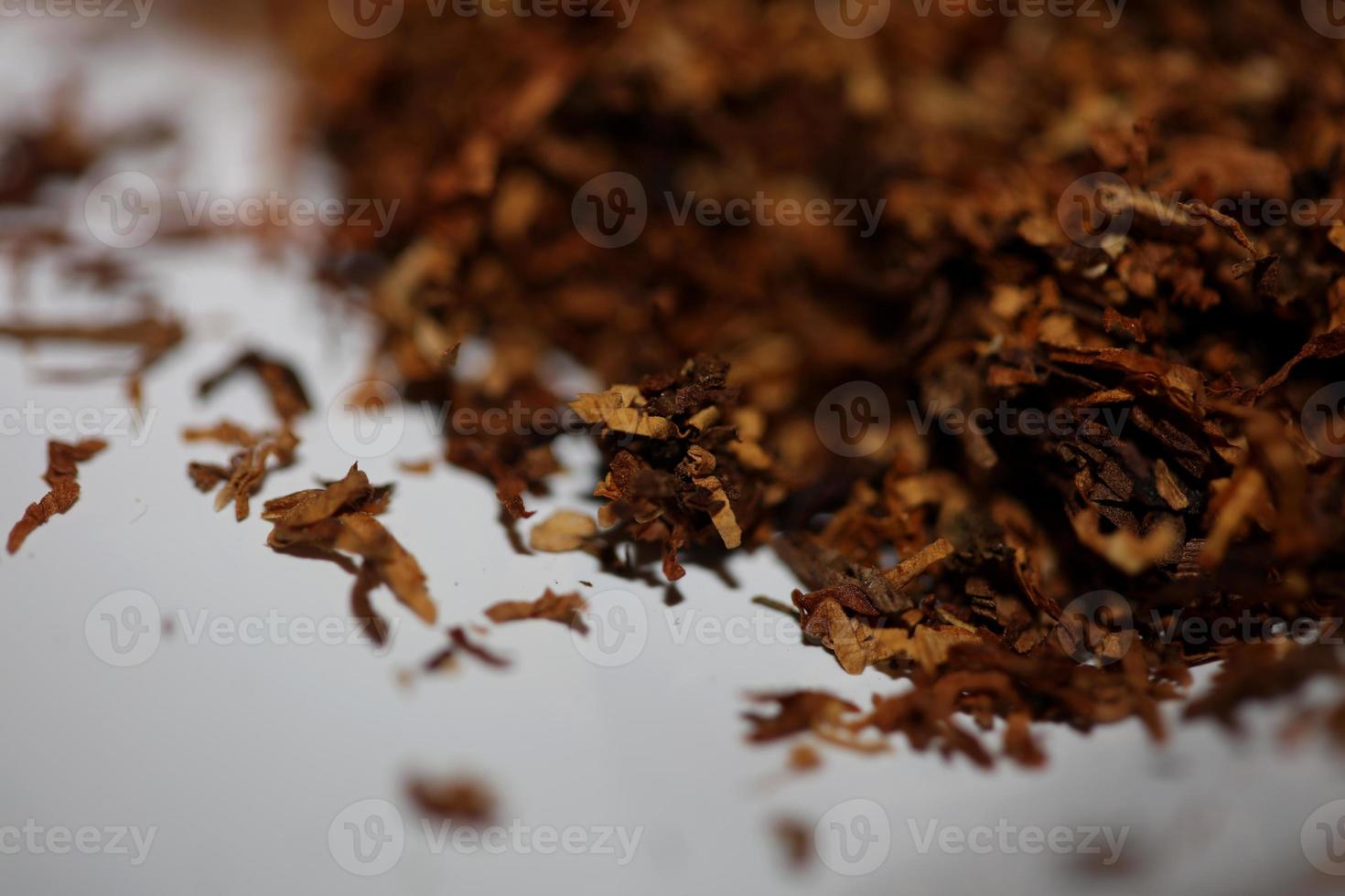 rotolamento secco tabacco foglie vicino su sfondo grande dimensione alto qualità azione fotografie fumo dipendente se stesso fatto sigarette e comune