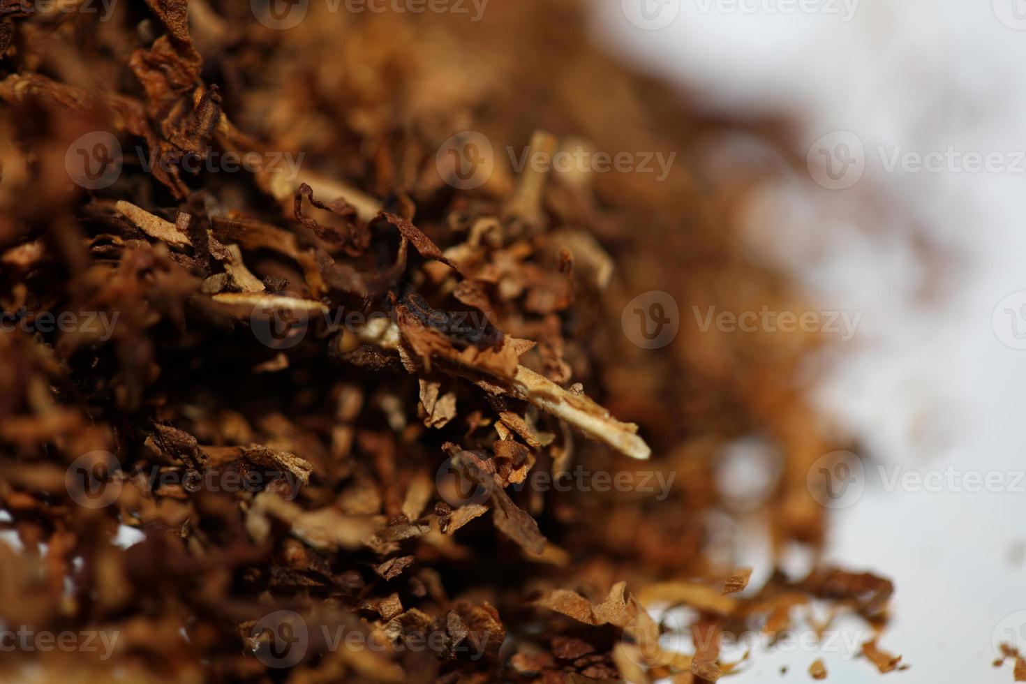 rotolamento secco tabacco foglie vicino su sfondo grande dimensione alto qualità azione fotografie fumo dipendente se stesso fatto sigarette e comune