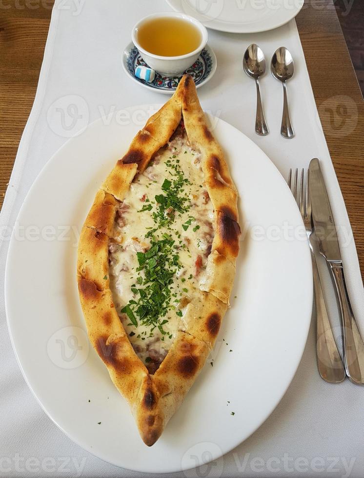 tradizionale Turco cucina kasarli pide a forma di barca piadina con formaggio, spezie e erbe aromatiche foto