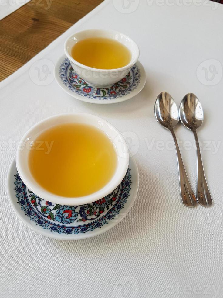 Due tè ciotole nel un' ristorante foto
