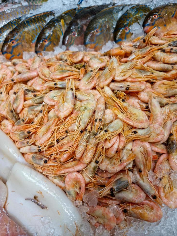 fresco oceano pesce e frutti di mare a il pesce mercato foto