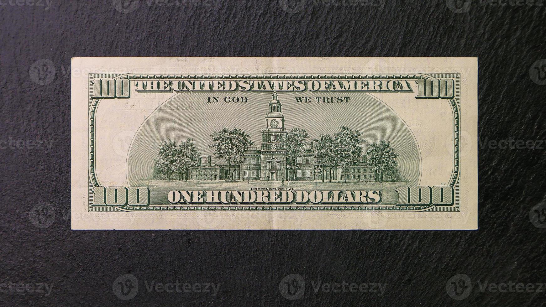 uno centinaio dollaro conto su un' nero piatto indietro Visualizza finanziario concetto foto