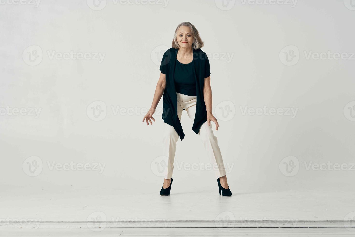 anziano donna danza moda in posa isolato sfondo foto