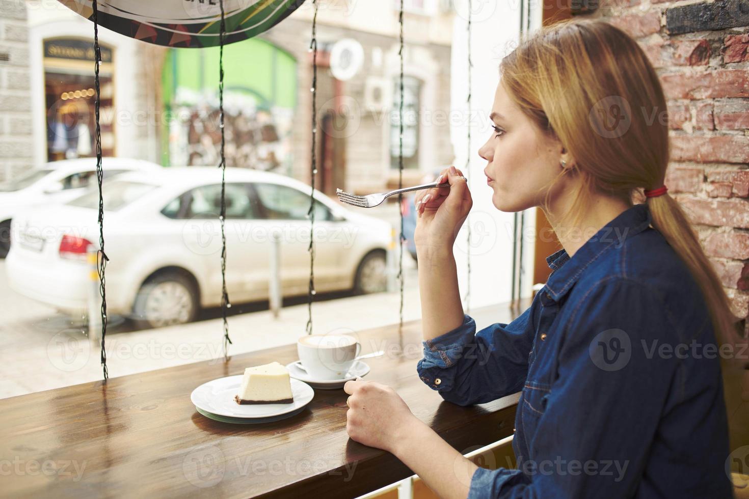 donna nel il mattina a ristorante tempo libero stile di vita foto