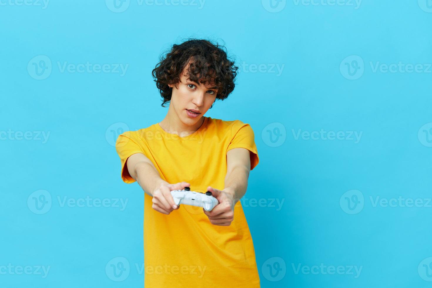 tipo giochi con telecomando da gioco nel giallo magliette stile di vita divertimento foto