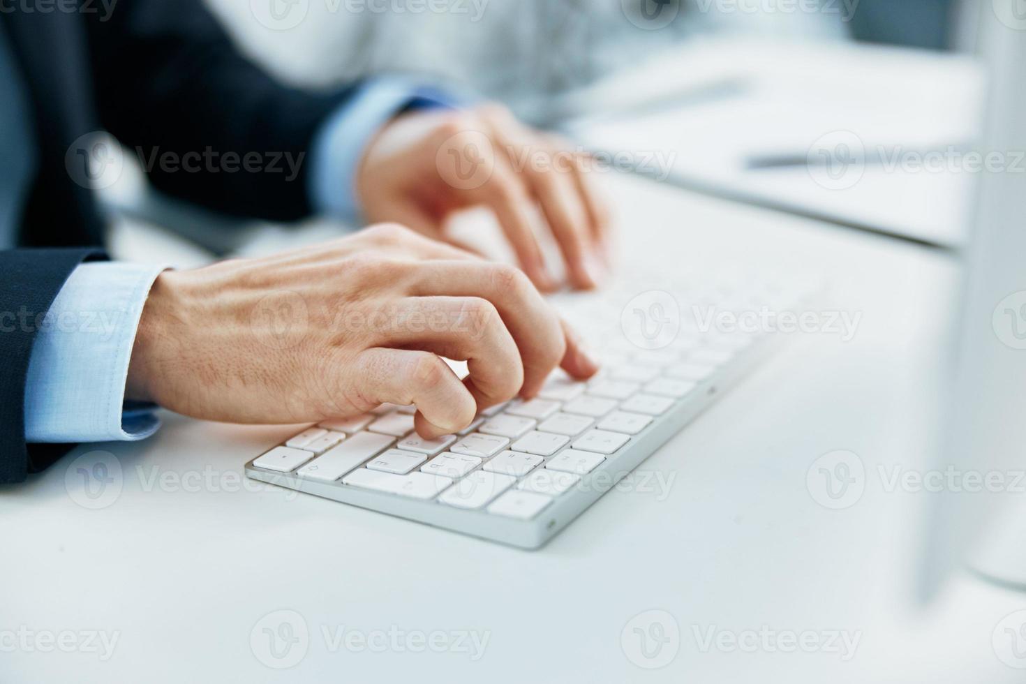 digitando su il tastiera del desktop ufficio manager foto