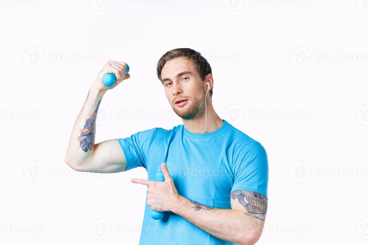 uomo con gonfiato braccio muscoli Spettacoli dito per il lato e manubri bodybuilder fitness foto