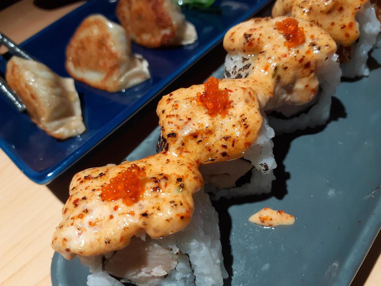 Sushi è un' tradizionale e famoso cibo a partire dal Giappone. foto