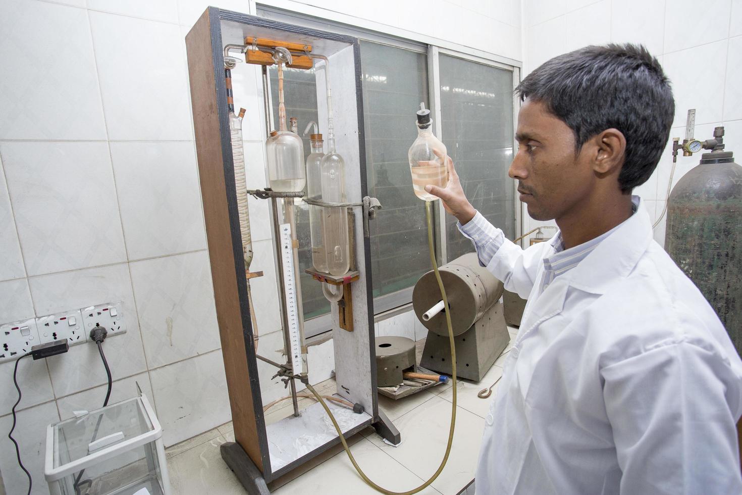 bangladesh Maggio 19, 2015 un' fabbrica laboratorio operatore utilizzando acciaio asta qualità analisi macchina a demra, dacca, bangladesh. foto