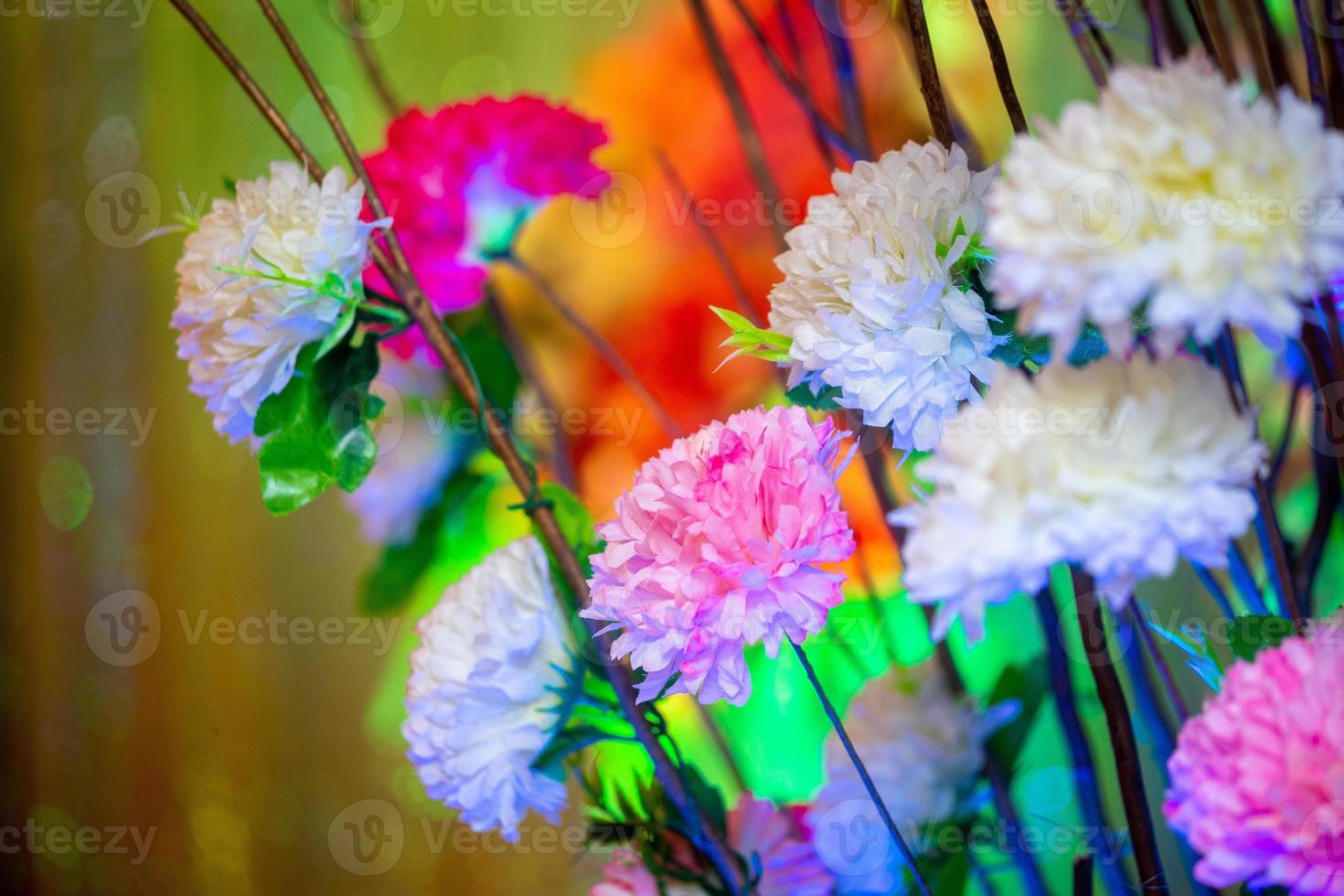 mano fatto carta fiore bastone e colorato illuminazione. foto