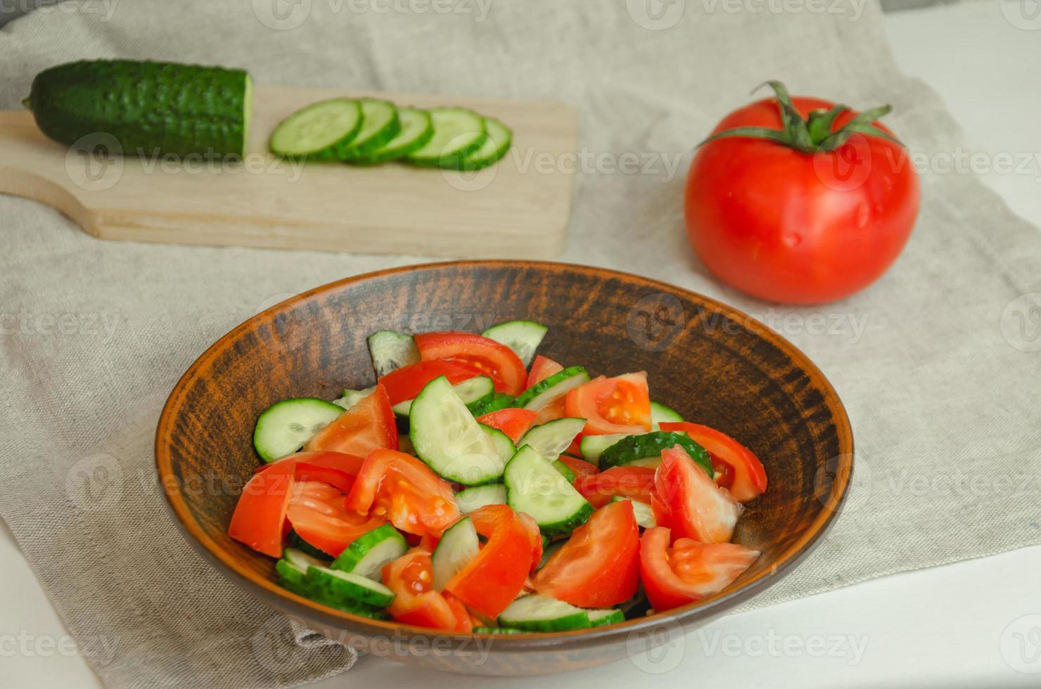 insalata nel un' piatto di cetrioli e fresco pomodori foto