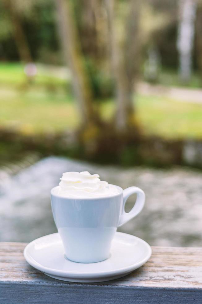 delizioso caffè isolato su sfondo marrone foto