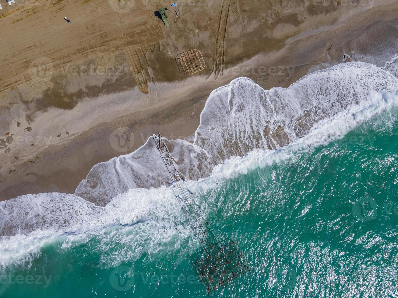 aereo Visualizza di mare Crashing onde bianca schiumogeno onde su riva del mare rocce superiore Visualizza foto